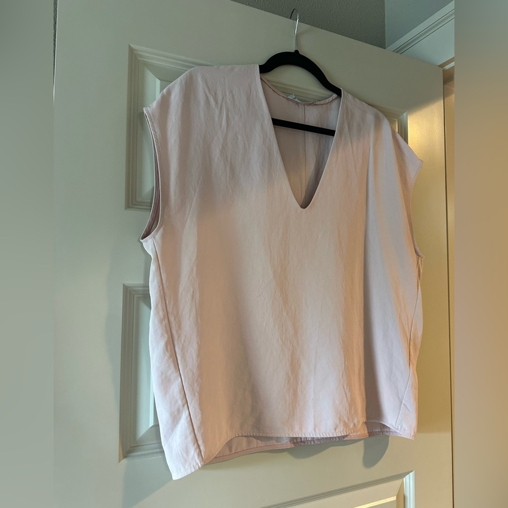 EVERLANE Japanese Go Weave V-Neck blouse in Rose Pink - Picture 7 of 8